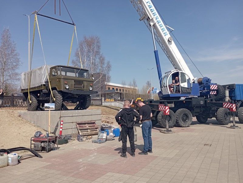 Памятник и ГАЗ-66 в Сквере пограничников