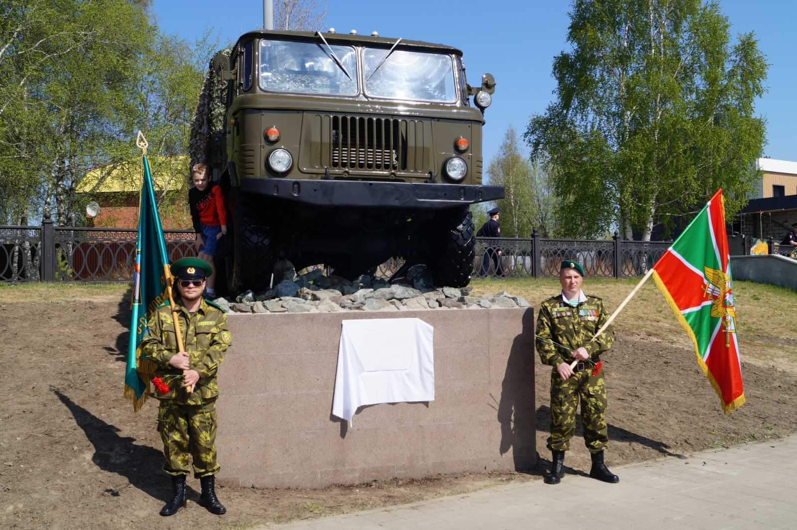 ГАЗ-66 на постаменте